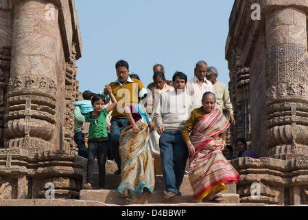 Eine Gruppe von Touristen absteigen Schritte am Konark Sonnentempel in der Nähe von Puri, Odisha Zustand, Indien Stockfoto