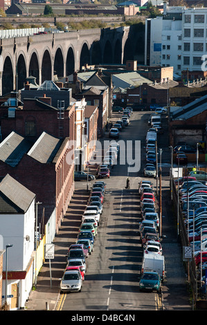 Straßen gesäumt von parkenden Autos Stadtzentrum von Birmingham, UK Stockfoto