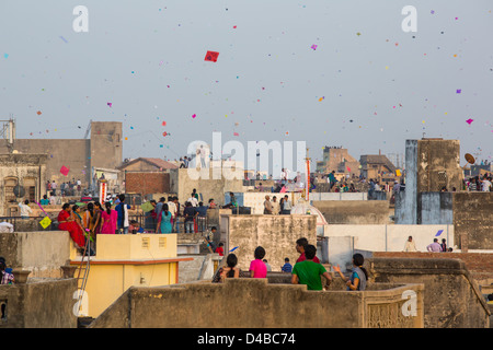 Drachenfest oder Uttarayan in Ahmedabad, Gujarat, Indien Stockfoto