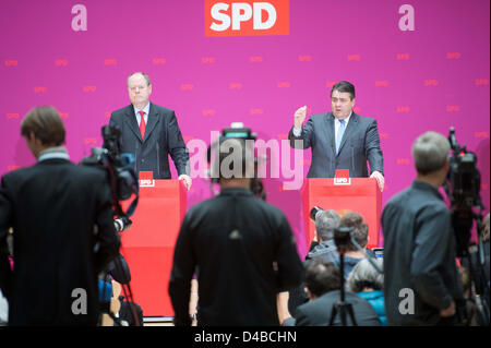 Kanzlerkandidat für die Sozialdemokratische Partei (SPD) Peer Steinbrück (L) und SPD-Vorsitzende Sigmar Gabriel zu reden während einer Pressekonferenz in Berlin, Deutschland, 11. März 2013. Foto: MAURIZIO GAMBARINI Stockfoto