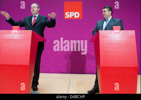 Kanzlerkandidat für die Sozialdemokratische Partei (SPD) Peer Steinbrück (L) und SPD-Vorsitzende Sigmar Gabriel zu reden während einer Pressekonferenz in Berlin, Deutschland, 11. März 2013. Foto: MAURIZIO GAMBARINI Stockfoto