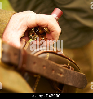 12 Bohrung Gewehr-Patronen in einem mans Hand Stockfoto