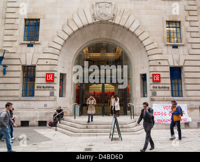 Studenten und Gebäuden von der London School of Economics (LSE), London, England Stockfoto