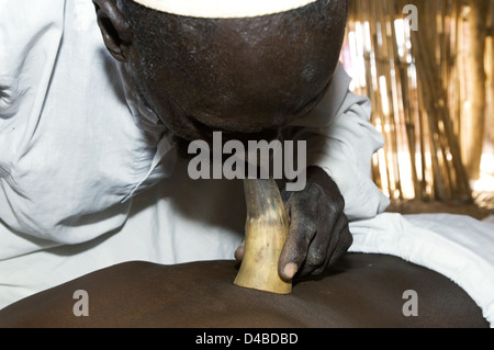 Während traditioneller Medizin noch hält die meisten Afrika vertraut Teil Kultur Geistheiler auch bekannt als Medizinmänner sway Stockfoto