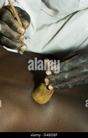 Während traditioneller Medizin noch hält die meisten Afrika vertraut Teil Kultur Geistheiler auch bekannt als Medizinmänner sway Stockfoto