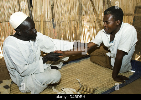 Während die Schulmedizin noch hält wiegen Sie sich im Sudan vertraut Teil Kultur spirituelle Heiler, die einst als Hexe bekannt waren Stockfoto