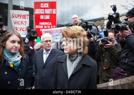 Southwark Crown Court, London, UK. 11. März 2013.  Vicky Pryce kommt in Southwark Gericht stellen eine mögliche Haftstrafe für den Lauf der Gerechtigkeit pervertiert, nachdem sie Beschleunigung Punkte im Namen von Ex-Mann Chris Huhne nahm.  Bildnachweis: Jeff Gilbert / Alamy Live News Stockfoto