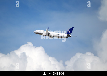 LOS ANGELES, Kalifornien, USA - 8. März 2013 - Copa Airlines Boeing 737-8V3 startet vom Flughafen Los Angeles Stockfoto