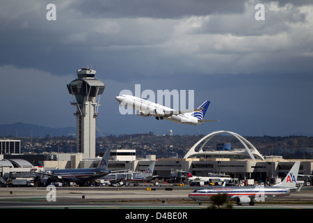 LOS ANGELES, Kalifornien, USA - 8. März 2013 - Copa Airlines Boeing 737-8V3 startet vom Flughafen Los Angeles Stockfoto