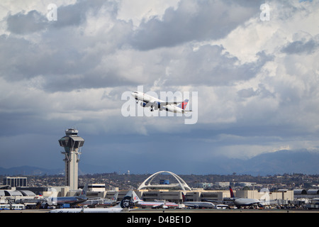 LOS ANGELES, Kalifornien, USA - startet 8. März 2013 - Delta Airlines Airbus A320-212 vom Los Angeles Flughafen Stockfoto