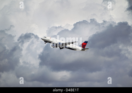 LOS ANGELES, Kalifornien, USA - startet 8. März 2013 - Delta Airlines Airbus A320-212 vom Los Angeles Flughafen Stockfoto