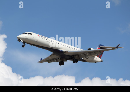 LOS ANGELES, Kalifornien, USA - 8. März 2013 - Delta Verbindung Bombardier CRJ-701 landet auf dem Flughafen Los Angeles Stockfoto