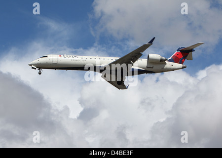 LOS ANGELES, Kalifornien, USA - 8. März 2013 - Delta Verbindung Bombardier CRJ-701 landet auf dem Flughafen Los Angeles Stockfoto