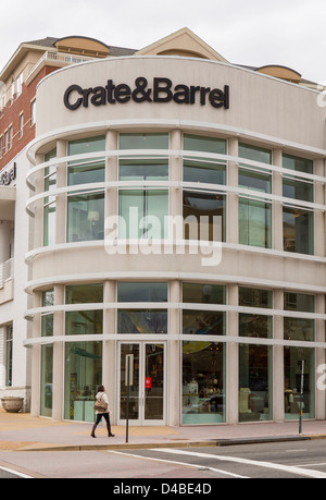 ARLINGTON, VIRGINIA, USA - Kiste & Barrel Store im gemeinsamen Markt in Clarendon. Stockfoto