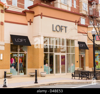 ARLINGTON, VIRGINIA, USA - Ann Taylor Loft-Geschäft in The Market Common in Clarendon. Stockfoto