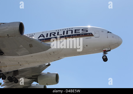 LOS ANGELES, Kalifornien, USA - 8. März 2013 - Singapore Airlines Airbus a-380 landet auf dem Flughafen Los Angeles Stockfoto