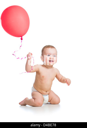Smiling Baby Boy mit roten Ballon in der Hand, isoliert auf weiss Stockfoto