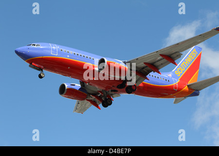 LOS ANGELES, KALIFORNIEN, USA - 8. MÄRZ 2013. Southwest Airlines Boeing 737 - 7H 4 landet auf dem Flughafen Los Angeles Stockfoto