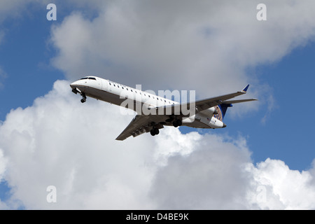 LOS ANGELES, Kalifornien, USA - 8. März 2013 - United Express Bombardier CRJ-701 startet vom Flughafen Los Angeles Stockfoto