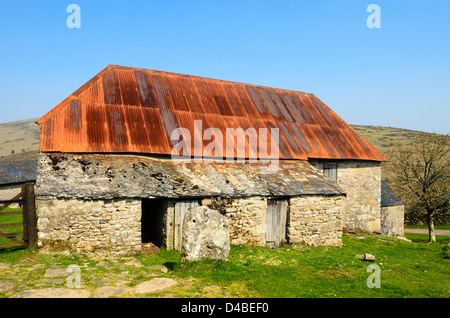 Eine alte Scheune mit einem roten Wellblech-Dach auf Dartmoor in der Nähe von Dartmeet, Devon, England. Stockfoto