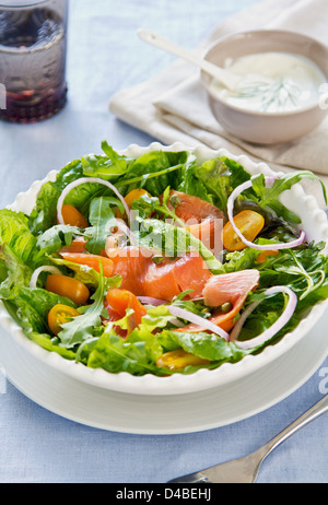 Geräucherter Lachs-Salat mit Sauerrahm dressing Stockfoto