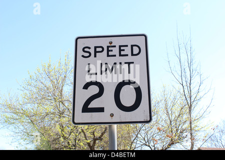 Höchstgeschwindigkeit von 20 km/h-Schild Stockfoto