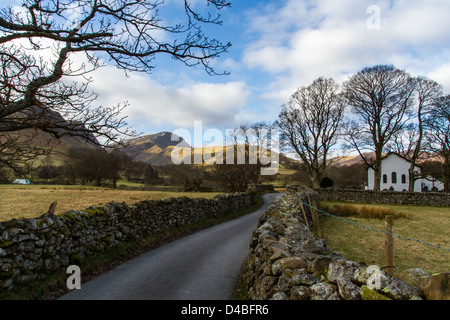 Ein friedlicher Tag im wunderschönen Lake District, auf der Suche nach Robinson Berg aus den Feldweg in der Nähe der kleinen Stadt Stockfoto