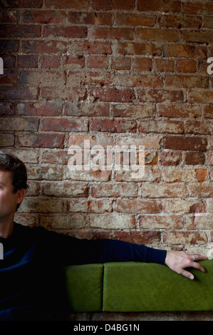 Eine nicht identifizierbare Mann in einem café Stockfoto