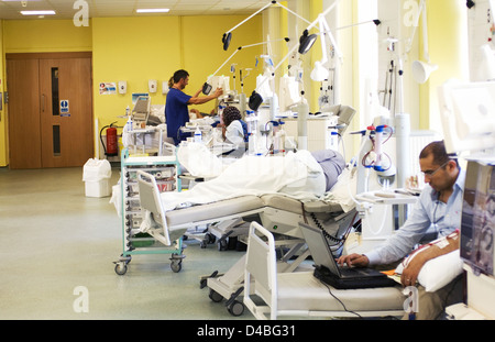 Nieren-Patienten auf regelmäßigen Besuch Dialyse Station London Hospital, wo er im wesentlichen Hämodialysegerät verbunden, reinigt Stockfoto