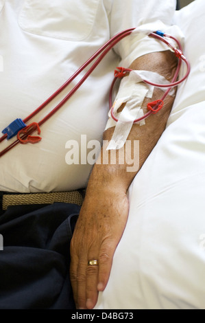 Nieren-Patienten auf regelmäßigen Besuch Dialyse Station London Hospital, wo er im wesentlichen Hämodialysegerät verbunden, reinigt Stockfoto