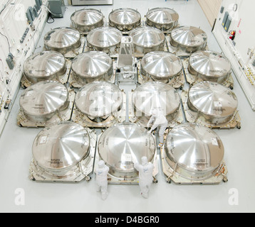 Das James Webb Space Telescope (JWST) ist mit goldbeschichteten Spiegeln für präzise Infrarotbeobachtungen ausgestattet. Diese Spiegel sind von zentraler Bedeutung für die Mission des Teleskops, ferne Galaxien und Himmelskörper zu beobachten. Stockfoto