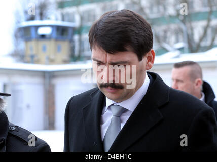 Hungarian President Janos Ader (R) besucht die ehemalige Stasi-Gefängnis in Berlin-Hohenschoenhause, Deutschland, 11. März 2013. Der ungarische Gast wurde mit militärischen Ehren durch den Bundespräsidenten früher aufgenommen. Foto: WOLFGANG KUMM Stockfoto