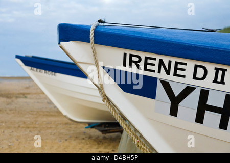 Angelboote/Fischerboote hochgezogen am Ufer bei Cromer, Norfolk, Großbritannien. Stockfoto