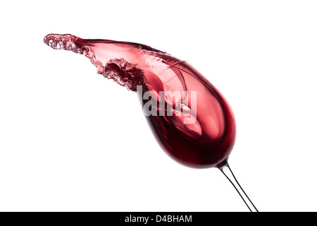 Rotwein aus einem Glas, isoliert auf weiss plantschen Stockfoto