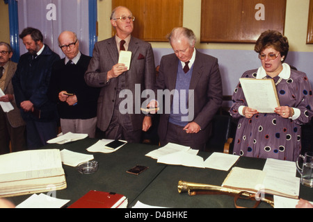 Die Hocktide Jury wird vom Gericht Steward Susan Burnell Hocktide Zeremonie vereidigt jährliche Brauch bei Hungerford Berkshire England UK gefeiert Stockfoto