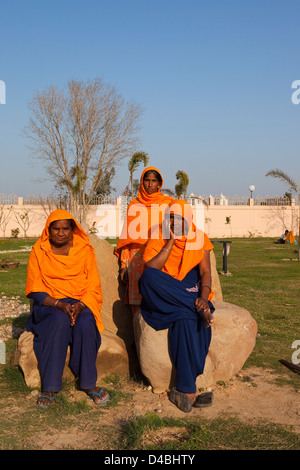 Drei punjabi Dame Gärtner eine Pause an der Baba Banda Singh Bahadur-Denkmal in Mohali Bezirk von Chandigarh, Indien Stockfoto