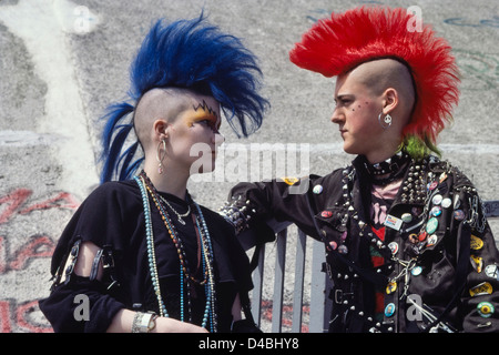 Ein Teenager-paar der Punkrocker mit farbigen rasiert Mohikaner stacheligen Haaren. London. Ca. 1980 Stockfoto
