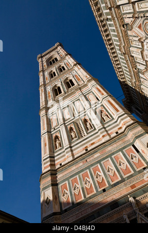 1359, Giotto entworfen Campanile gebaut aus toskanischem Marmor, an der Piazza Del Duomo, Florenz, Italien. Stockfoto