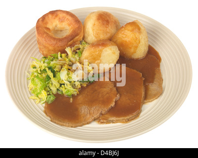 Traditionelles britisches Mittagessen am Sonntag, gebratenes Rindfleisch mit Gemüse, Soße und Yorkshire Pudding, isoliert gegen den weißen Hintergrund, kein Volk Stockfoto