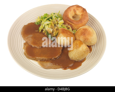 Traditionelles britisches Mittagessen am Sonntag, gebratenes Rindfleisch mit Gemüse, Soße und Yorkshire Pudding, isoliert gegen den weißen Hintergrund, kein Volk Stockfoto