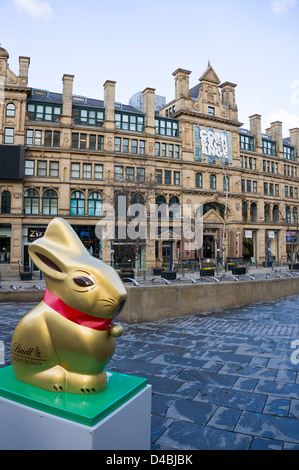 Lindt Schokolade Hase außerhalb der Getreidebörse Manchester uk Stockfoto