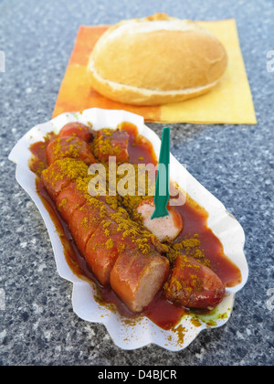 Currywurst - deutsche in Scheiben geschnittene Wurst Teller mit Ketchup, Curry und Brot würfeln, Deutschland Stockfoto