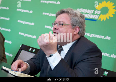 Reinhard Buetikofer, Vorsitzender der Europäischen Grünen Partei, spricht über die zweite Konferenz der französischen und deutschen grünen Parteien während einer Pressekonferenz in Berlin, Deutschland, 11. März 2013. Foto: EMILY WABITSCH Stockfoto