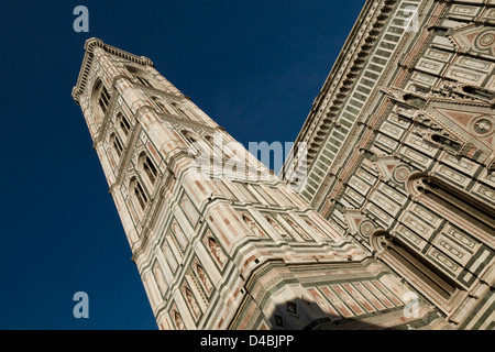 1359, Giotto entworfen Campanile gebaut aus toskanischem Marmor, an der Piazza Del Duomo, Florenz, Italien. Stockfoto