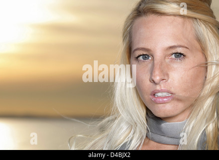 Porträt der Frau am See in der Abenddämmerung Stockfoto