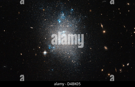 Das Hubble-Weltraumteleskop erfasst ein Bild der Zwerggalaxie NGC 5477. Diese Galaxie befindet sich im Sternbild Ursa Major und ist Mitglied der Gruppe NGC 5477 Galaxy Group. Das Bild bietet detaillierte Ansichten der Struktur der Galaxie und hebt deren dunkle Sternentstehungsbereiche hervor. Hubbles Fähigkeiten in der Weltraumbildgebung ermöglichen tiefere Einblicke in die Natur ferner Galaxien. Stockfoto