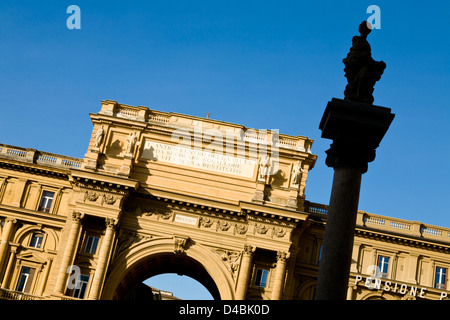 Der Triumphbogen 1895 von der Piazza Della Repubblica in Florenz, Italien. Die Spalte Fülle in der Silhouette. Stockfoto