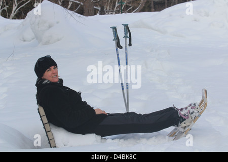 Lady tragen Schneeschuhe Stockfoto