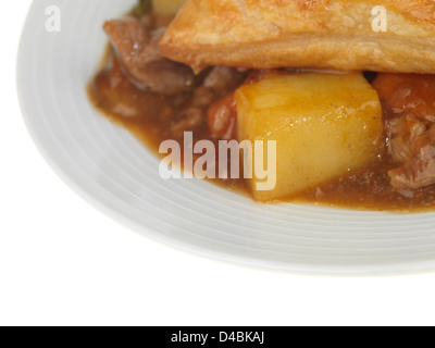 Traditionelles britisches Rindfleisch und Ale Pie, mit Blätterteig Kruste, isolierten weißen Hintergrund mit Freistellungspfad, keine Personen Stockfoto