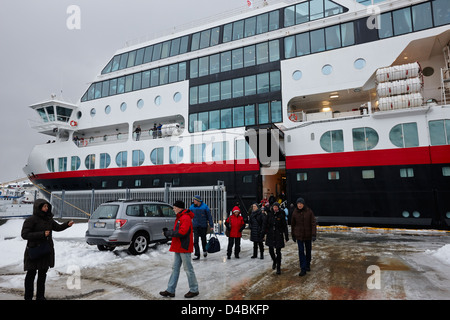 Passagiere aussteigen ms Midnatsol Hurtigruten Kreuzfahrt Schiff festgemacht in Honningsvag Hafen Norwegen Europa Stockfoto